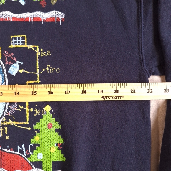 Gildan Home Alone Christmas Heavy Blend Sweatshirt, Large - Picture 10 of 10